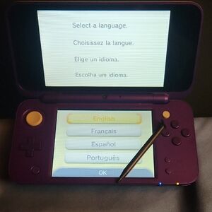 Nintendo 3DS in Purple with Stylus and charger. 2 Games Zelda and Luigi's Mansio